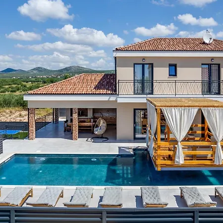 Magnificent Oasis With Extra Large Pool