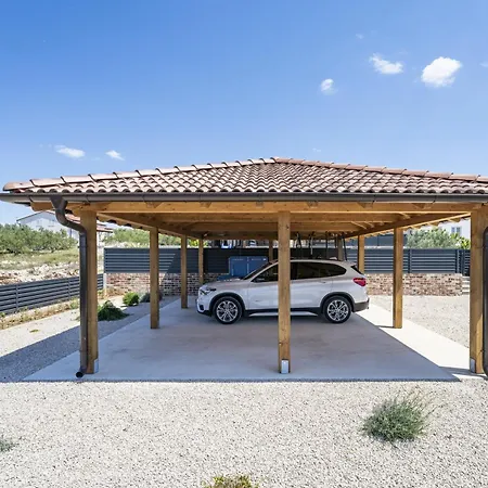 Magnificent Oasis With Extra Large Pool