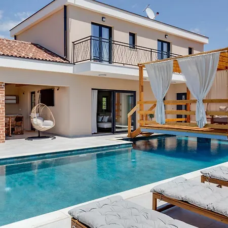 Magnificent Oasis With Extra Large Pool