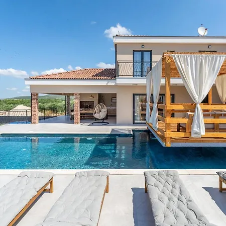 Magnificent Oasis With Extra Large Pool Villa *