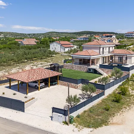 Magnificent Oasis With Extra Large Pool Villa