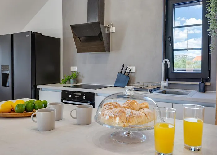 Magnificent Oasis With Extra Large Pool Vila