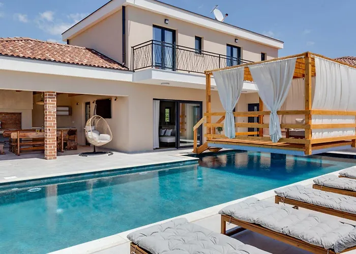 Magnificent Oasis With Extra Large Pool