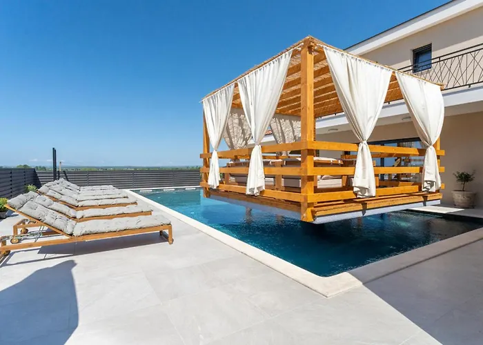 Magnificent Oasis With Extra Large Pool Vila