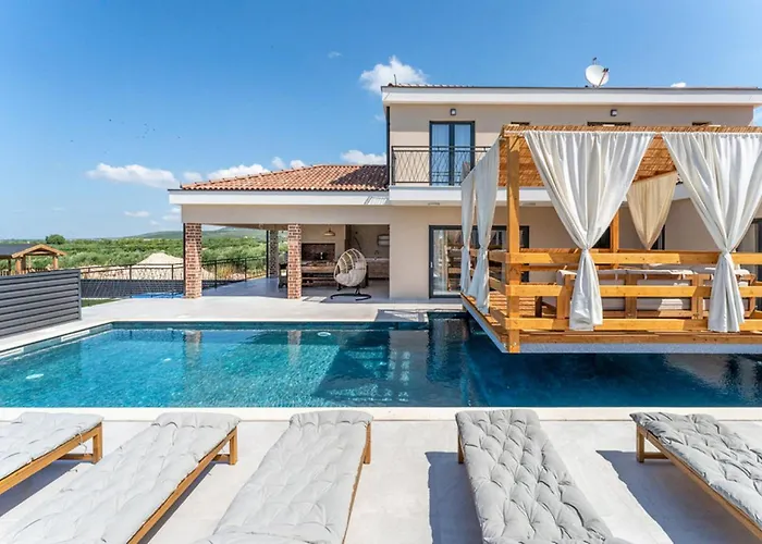 Magnificent Oasis With Extra Large Pool Vila *