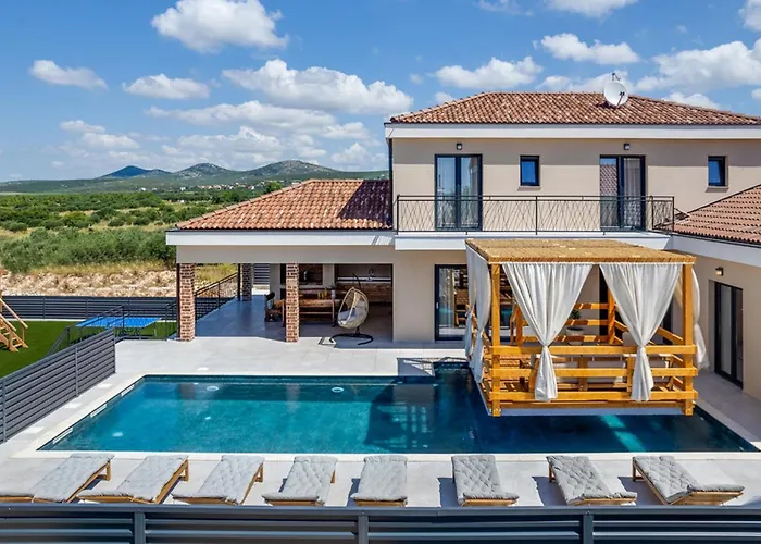 Magnificent Oasis With Extra Large Pool