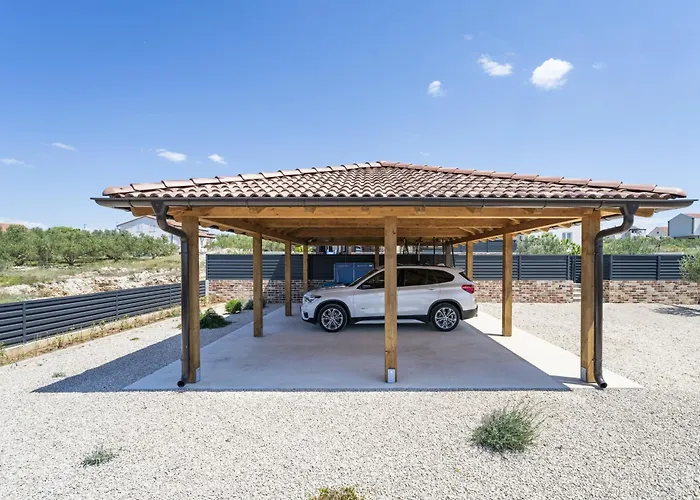 Magnificent Oasis With Extra Large Pool