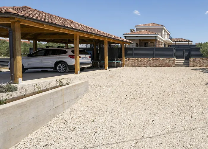 Magnificent Oasis With Extra Large Pool