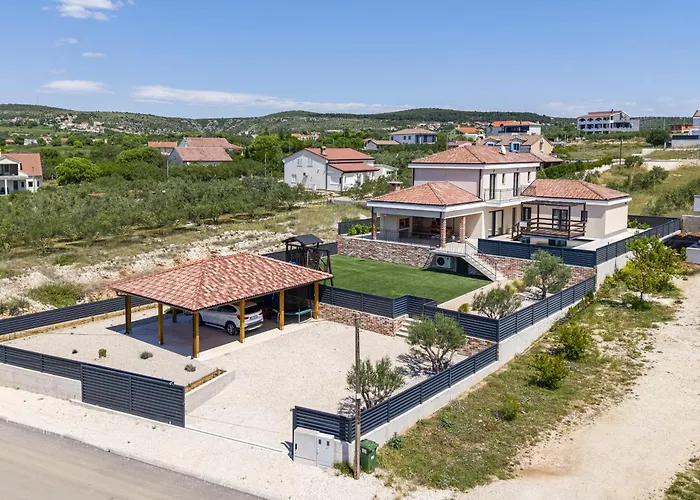 Magnificent Oasis With Extra Large Pool Vila